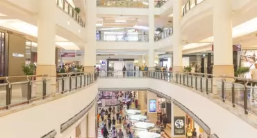 Wielka zmiana w galeriach handlowych. Klienci polują na okazje i wpadają do Żabki