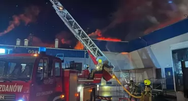 Potężny pożar na Dolnym Śląsku. Od kilkunastu godzin płonie hala produkcyjna
