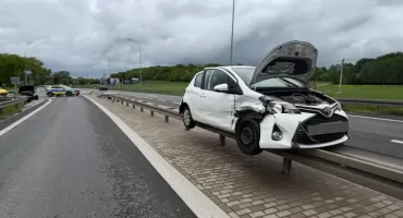 Niecodzienny wypadek na Dolnym Śląsku. Toyota zatrzymała się na barierkach