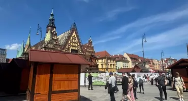 Jarmark już teraz wraca na wrocławski Rynek. Domki już stoją