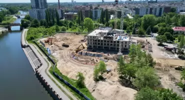 Syriusz nad Odrą coraz wyższy. Niemal połowa budynku już jest