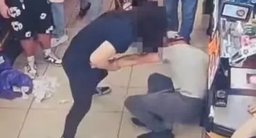 Wielka awantura przy kasie w Biedronce. O butelkę wódki walczyli do upadłego