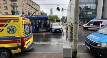 BMW zderzyło się z tramwajem. Duże utrudnienia w centrum Wrocławia
