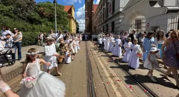 Boże Ciało we Wrocławiu. Tłum wiernych przeszedł w procesji z Ostrowa Tumskiego na Rynek