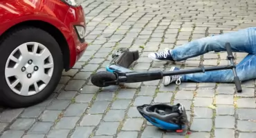 Nowe przepisy i groźny wypadek. 14-latkowie na hulajnodze zderzyli się z autem