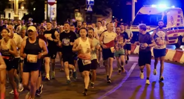 Sobotni wieczór we Wrocławiu: raj dla biegaczy, koszmar dla kierowców. Zobacz, które ulice będą zamknięte podczas nocnego półmaratonu