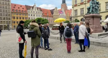 Żółte parasolki we Wrocławiu, a wokół nich gromadzą się tłumy. O co chodzi?