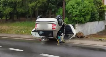 Samochód dachował na chodniku. Chwile grozy na Dolnym Śląsku