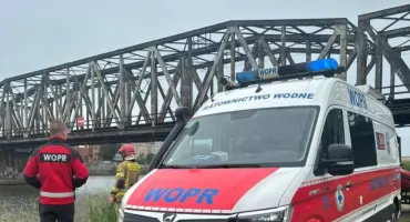 Mężczyzna na moście kolejowym, została tylko butelka wódki. Alarm nad Odrą we Wrocławiu