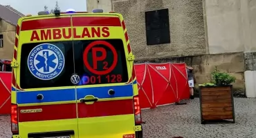 Samochód staranował pieszych. 12-letni chłopiec i 45-latek nie żyją