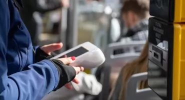 Pułapki w tramwajach i autobusach. Kto ma rację, gdy utkniesz w korku lub padnie ci telefon?