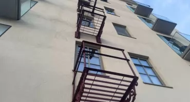 Tajemnicze konstrukcje na apartamentowcu. Chciał ich konserwator