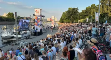 Tak Wrocław świętuje nad Odrą. Tłumy słuchają muzyków grających ze statków