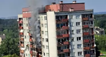 Chwile grozy na Kozanowie. Dwie osoby poszkodowane w pożarze, 30 lokatorów ewakuowanych