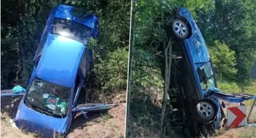 Pijany 79-latek wypadł z drogi. Auto zatrzymało się na drzewie. Pionowo!