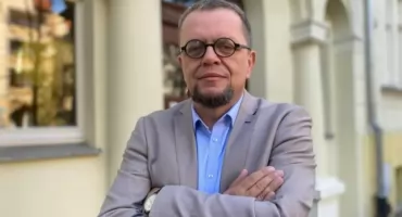 Zielony stał się czerwonym… W polityce jak w przyrodzie ludzie zmieniają barwy, czyli Robert Suligowski już będzie świętował urodziny Gierka