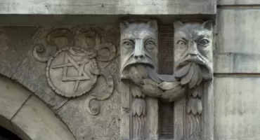 Zaszyfrowana wiadomość na ścianie kamienicy w centrum Wrocławia
