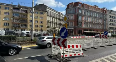 Zamknęli Kazimierza Wielkiego, bo mieli stawiać dźwig. Dźwigu nie ma, są korki