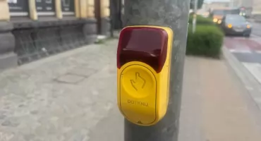 Pieszy naciska przycisk, a zielonego nie ma. Czy one w ogóle działają?