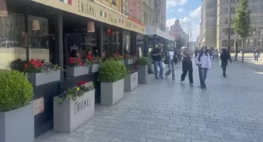 Brutalny napad w kawiarnianym ogródku w Rynku. Napastnik uderzył klienta pięścią w twarz i go okradł