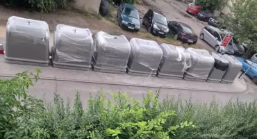 Postawili śmietniki pod oknami mieszkańców i odjechali. Sanepid nie widzi problemu 