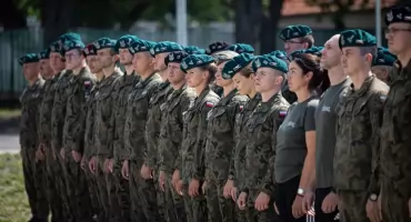 Cztery podciągnięcia wystarczą, by marzyć o karierze oficera. Sprawdź, czy dostałbyś się na studia wojskowe