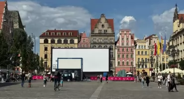 Wielki ekran stanął na wrocławskim Rynku. Będzie można oglądać filmy za darmo