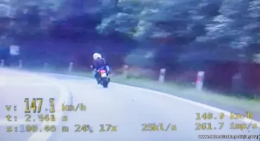 Chciał się popisać na motocyklu przed dziewczyną i pięć razy przekroczył przepisy. Teraz czekają ich romantyczne spacery