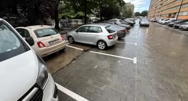 Na ulicy Drukarskiej parking trochę „odjechał” przy Mrówkowcu