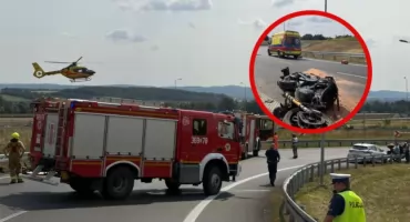 Ciężko ranny motocyklista zabrany przez śmigłowiec LPR. Groźny wypadek na łącznicy A4 i S3