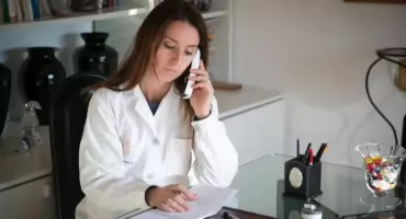 Choroba w trakcie wakacji – jakie objawy powinny skłonić do kontaktu z lekarzem?